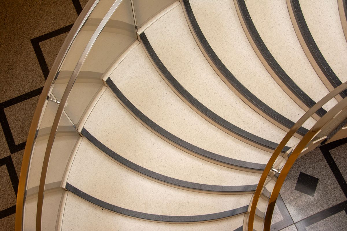 Escalier courbe élégant au design géométrique