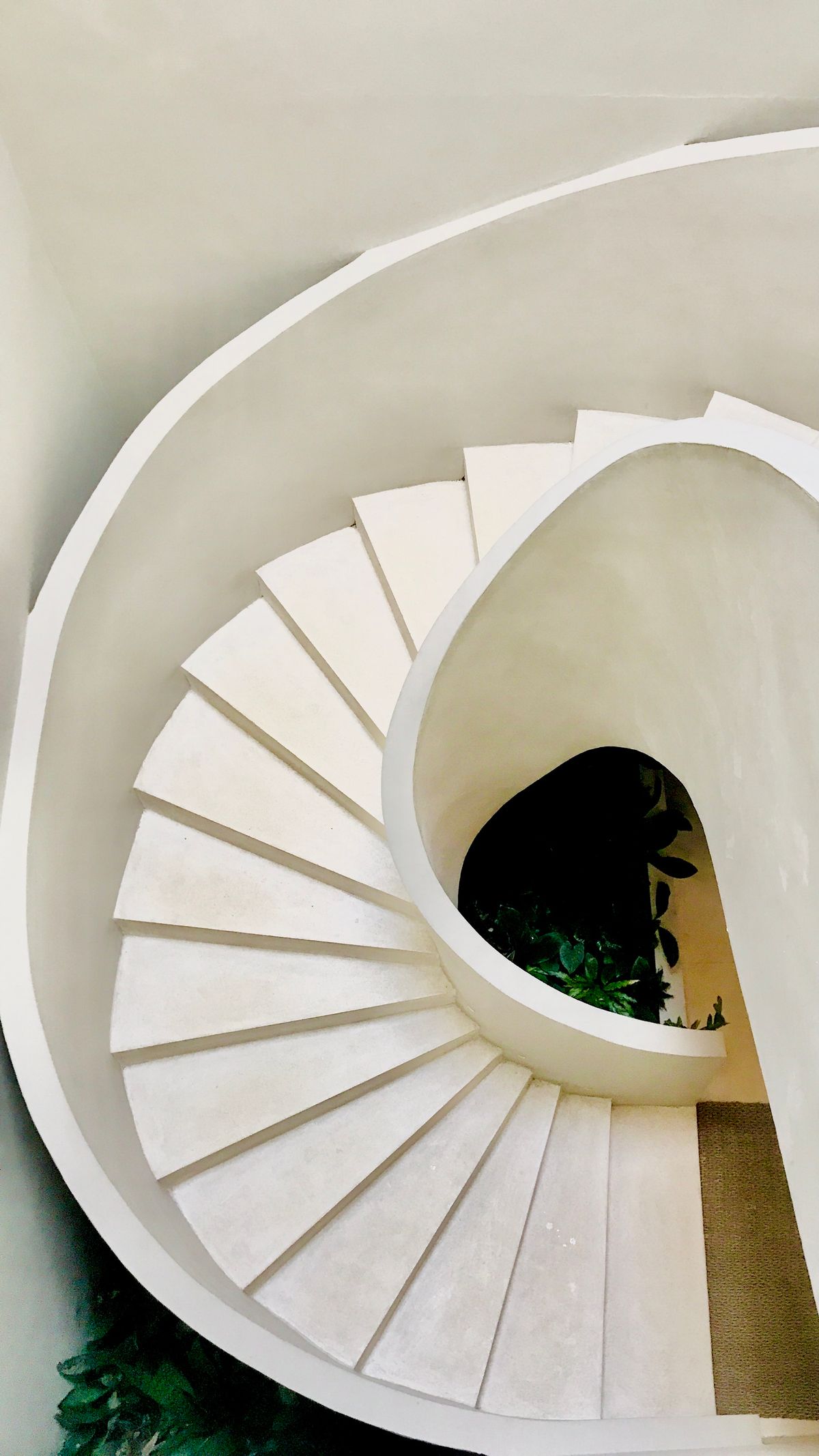 Escalier courbe élégant dans un hôtel boutique à Ubud