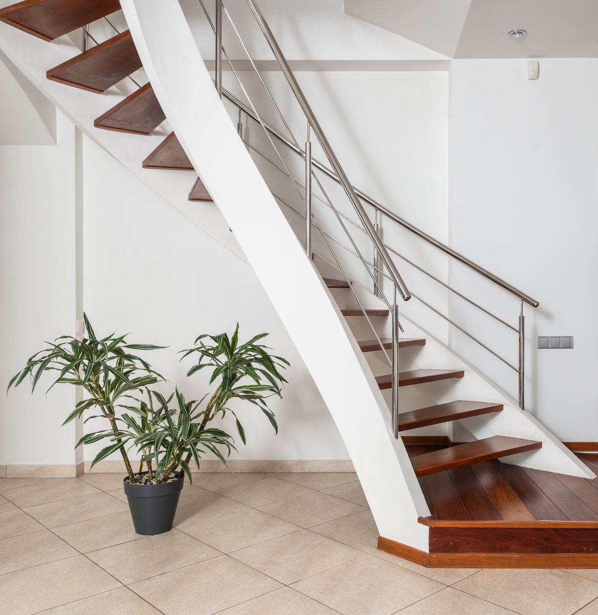 Escalier en bois avec rampe métallique dans une maison lumineuse